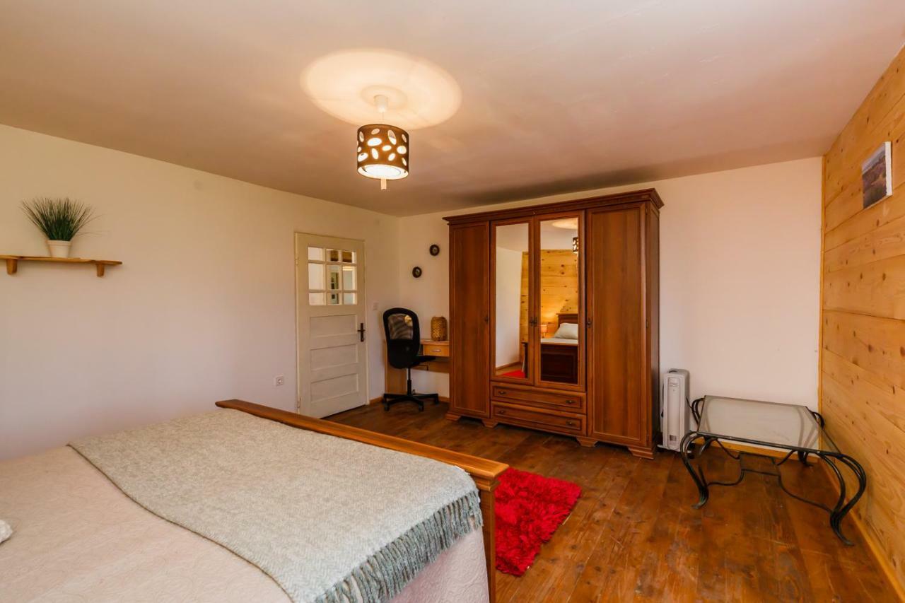 Plaški Beautiful Cottage With Heated Pool For 22 Ppl מראה חיצוני תמונה