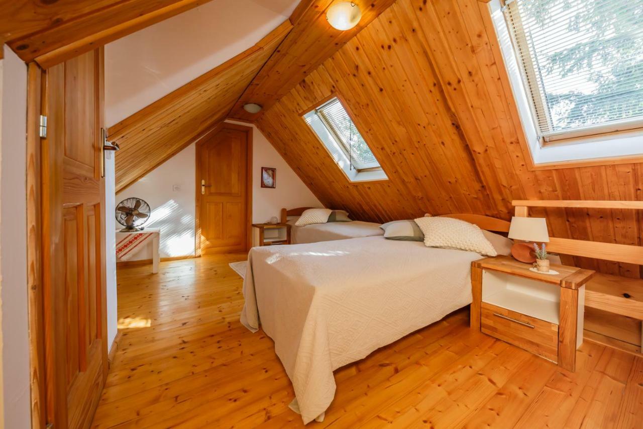 Plaški Beautiful Cottage With Heated Pool For 22 Ppl מראה חיצוני תמונה