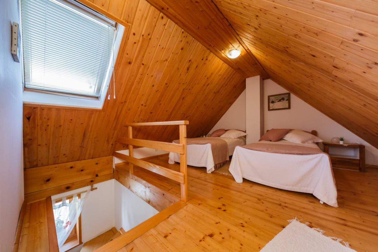 Plaški Beautiful Cottage With Heated Pool For 22 Ppl מראה חיצוני תמונה