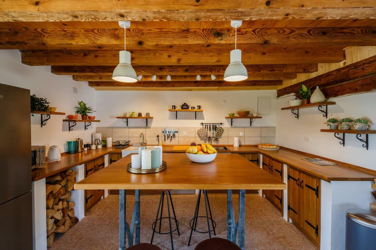 Plaški Beautiful Cottage With Heated Pool For 22 Ppl מראה חיצוני תמונה