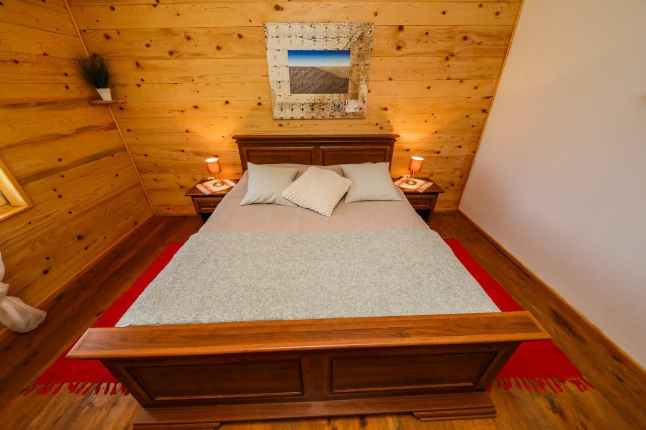 Plaški Beautiful Cottage With Heated Pool For 22 Ppl מראה חיצוני תמונה