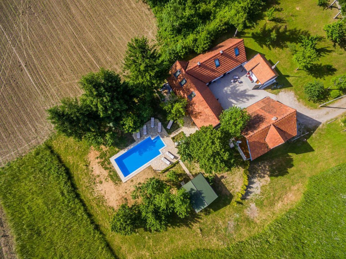 Plaški Beautiful Cottage With Heated Pool For 22 Ppl מראה חיצוני תמונה