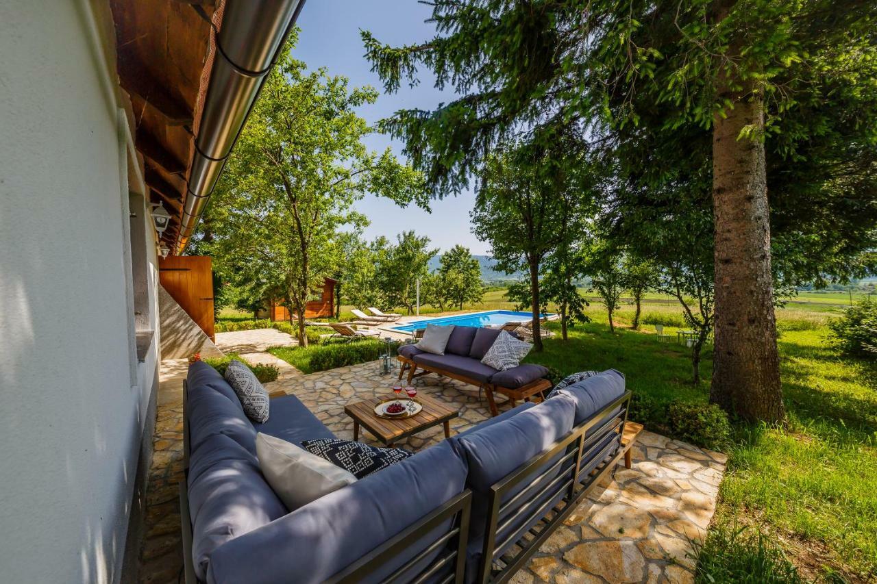 Plaški Beautiful Cottage With Heated Pool For 22 Ppl מראה חיצוני תמונה
