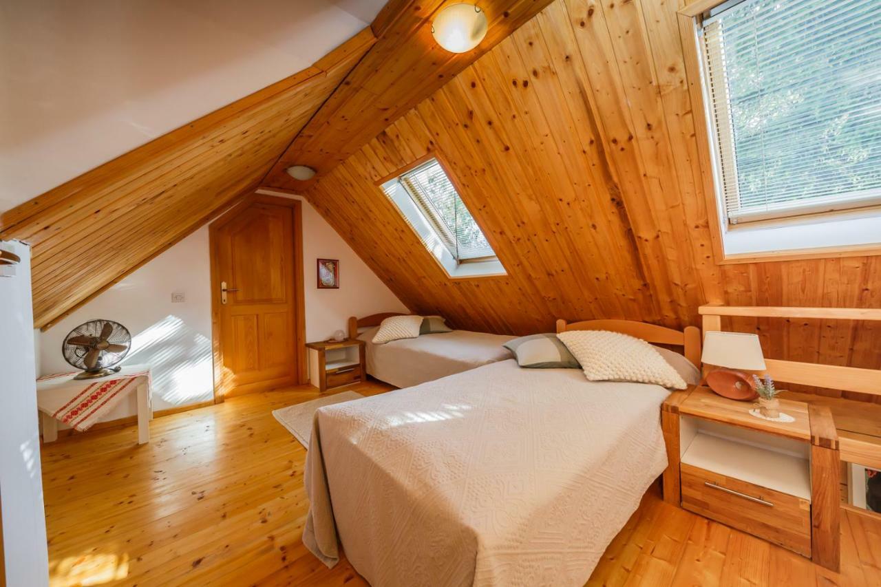 Plaški Beautiful Cottage With Heated Pool For 22 Ppl מראה חיצוני תמונה