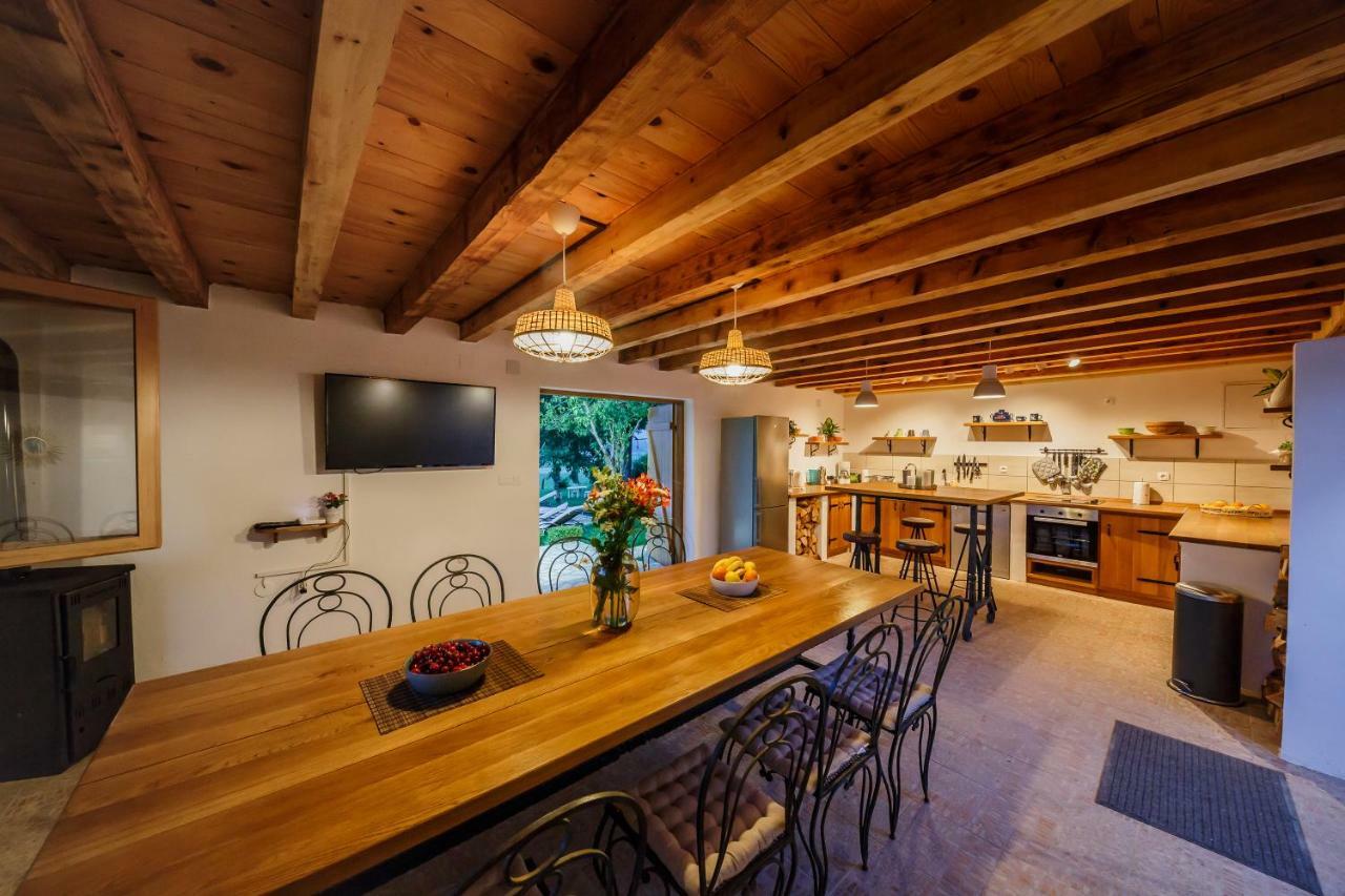 Plaški Beautiful Cottage With Heated Pool For 22 Ppl מראה חיצוני תמונה