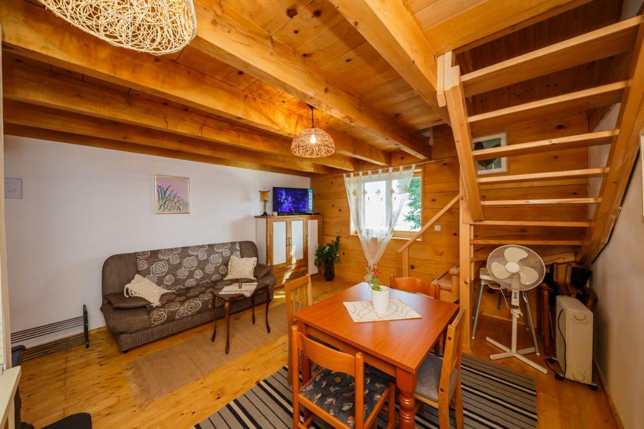 Plaški Beautiful Cottage With Heated Pool For 22 Ppl מראה חיצוני תמונה